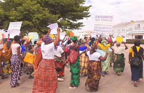 moçambique associação de mulheres marcha em repúdio à violência doméstica em nampula e global