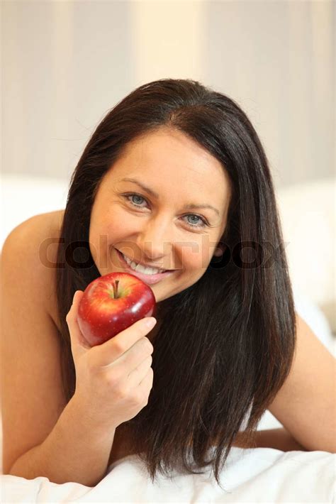 Nackte Frau Isst Einen Apfel Im Bett Stock Bild Colourbox