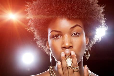 Piękna Afrykańska Kobieta Z Afro Fryzurą Obraz Stock Obraz złożonej z