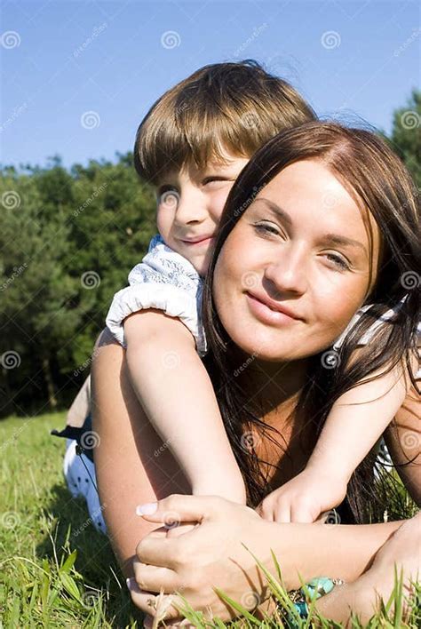 Madre E Hijo Foto De Archivo Imagen De Verde Muchacha 10096422