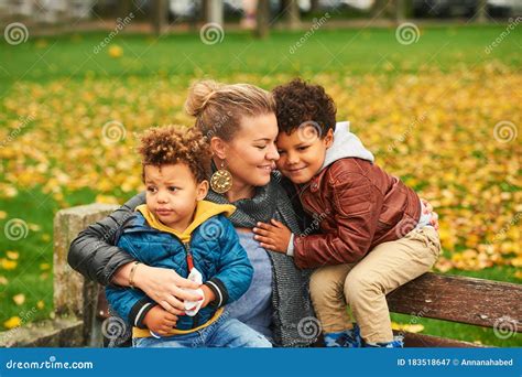 Imagens De Mae Com Dois Filhos