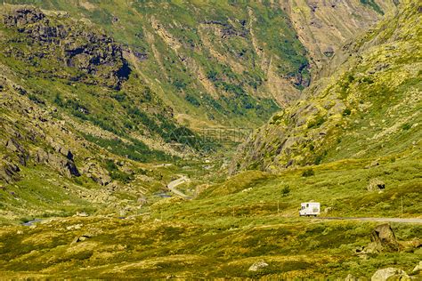 露营车山上公路旅行挪威斯堪的纳维亚欧洲野营车公路旅行高清图片下载 正版图片300888000 摄图网