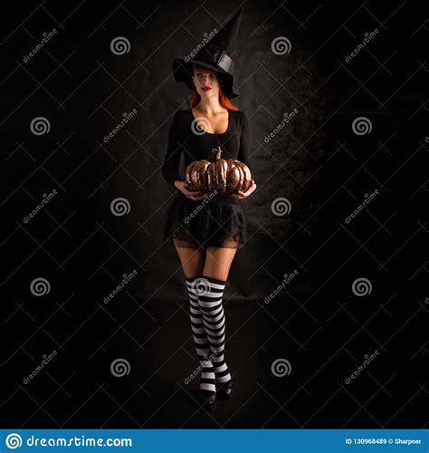 De Sexy Heks Van Halloween Stock Afbeelding Image Of Hoed 130968489