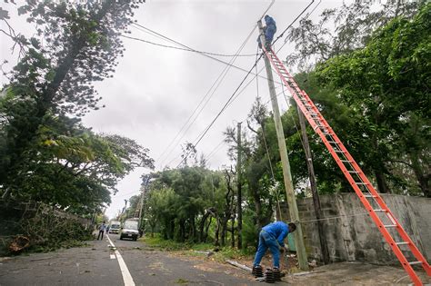 Thousands Without Power As Cyclone Winds Hit Mauritius