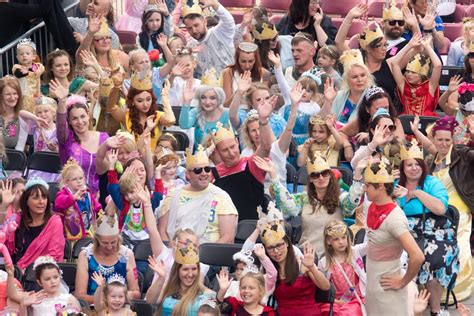 Largest gathering of people dressed as a princess: world record set in Wakefield (VIDEO)