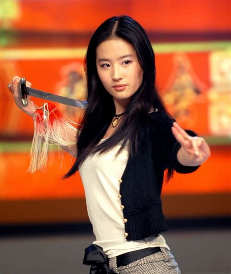 Mulan versi baru ini juga film termahal yang pernah dibuat sutradara perempuan. Liu Yifei (Crystal Liu), ini pemeran utama di film live-action "Mulan" | LifeLoeNET