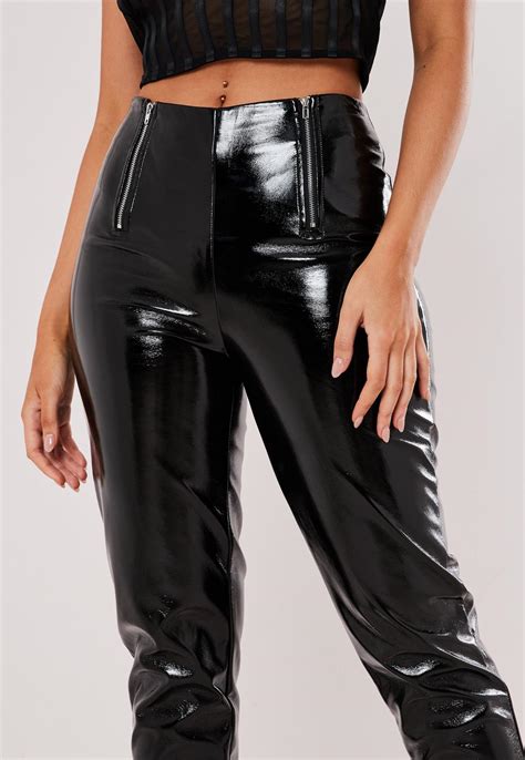 A porter avec une jolie blouse fluide blanche. Pantalon noir brillant en simili cuir détails zips ...