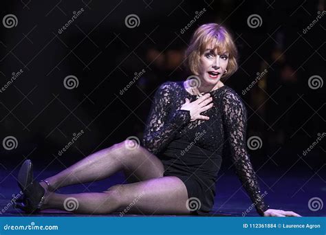 Sandy Dennis Performs Dans Le Rien Aiment Un Examen De De Dame
