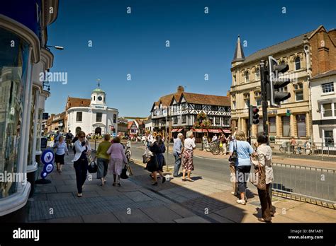 Stratford Upon Avon Tourists And Shoppers Stock Photo Alamy