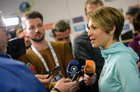2010 war sie am höhepunkt ihrer karriere. MAGDALENA NEUNER at Biathlon World Cup Press Conference in ...