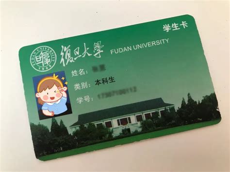 我学习汉语。 我在大学学习汉语。 现在我已经三 年级学生。 我的汉语还不太好（我说汉语还说得不太好)， 但是我学习很努力。 我在大学有每周五堂汉语的课。 恭喜您，顺利拿到高校PASS卡!系统将为您展示各服务器"一卡通"装备_上海市