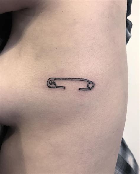 Instagram 上的 🖤hand Poke Tattoo🖤： Hand Poke Safety Pin Tattoo Done