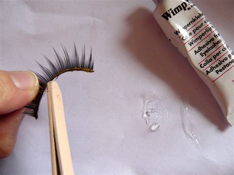 Waspada, Ini Bahaya Menggunakan Bulu Mata Palsu - KlikDokter