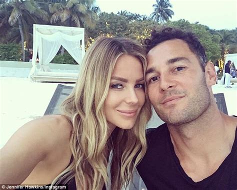 Jennifer Hawkins And Jake Wall Take Adorable Selfies Daily Mail Online