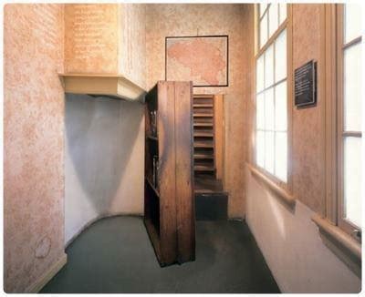 Nelle lettere anna dapprima parla della esistenza che conducevano ad amsterdam, tra privazioni e divieti di qualsiasi tipo. Casa di Anna Frank