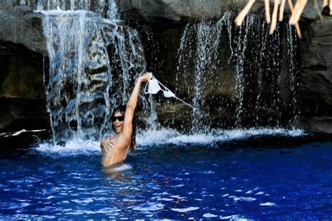 Rihanna Skinny Dipping Singer Bares All In Hawaii Photos Huffpost Entertainment