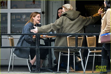 Photo Emma Watson Grabs A Big Apple Lunch With Two Friends 05 Photo