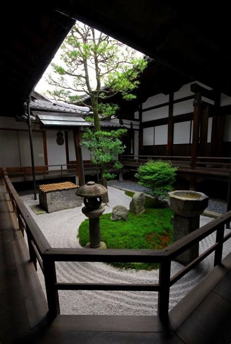 Mit dem quartett aus kies, sand, moos und bäumen eröffnet sich ihnen die faszinierende welt asiatischer gartenkunst. Zen-Garten, Orte der Meditation jenseits des Weltraums ...