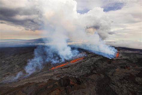 The First Images Of The Eruption Of Mauna Loa The Largest Volcano In