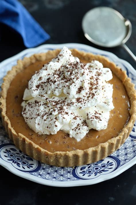 banoffee pie a no bake pie that is an amazing combo of bananas and caramel chocolate pie