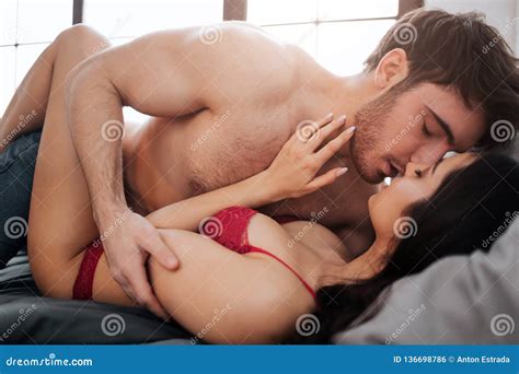 Jeunes Couples Nus Sexy Se Trouvant Sur Le Lit Et Des Baisers Ils Se