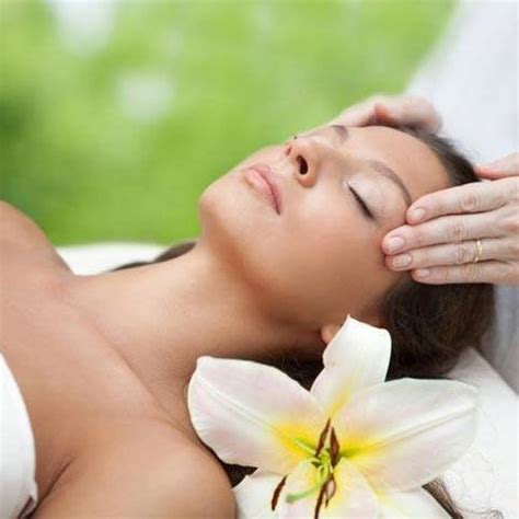 Cherry Blossoms Massage Therapy Bayswater North的massage Spa
