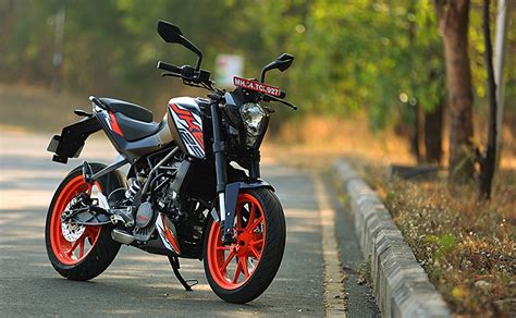 The ktm 125 duke has been designed in two different models, the ktm duke 125 bs4 and ktm duke 125 bs6. KTM 125 Duke Price Hiked By Rs. 5000 - CarandBike