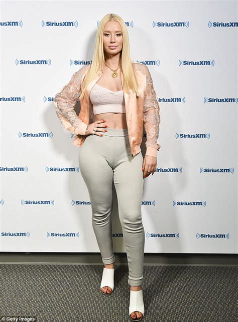 Iggy Azalea Flaunts Her Toned Tummy And Ample Cleavage Daily Mail Online