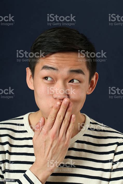 어린 아시아계 노인 재미있는 커버링 입을 통해 팜형 2015년에 대한 스톡 사진 및 기타 이미지 2015년 가리기 감정 Istock