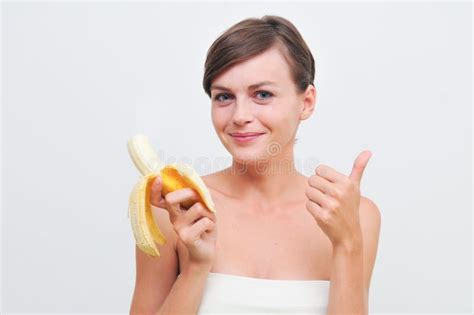 De Vrouw Met Bananen Stock Afbeelding Image Of Gelukkig 14380061