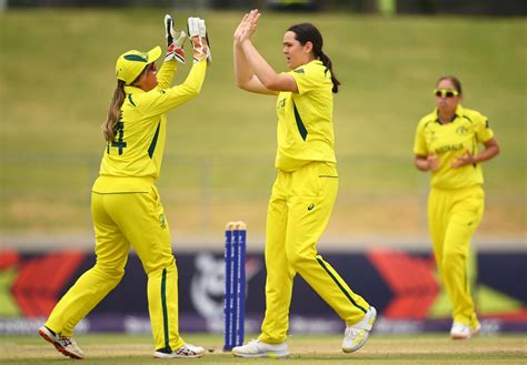 [watch] Australian Batter Lucy Hamilton S Bizarre Run Out During U19 World Cup Game Against Sri
