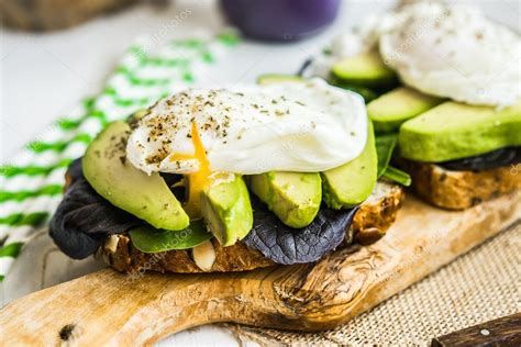 Healthy Sandwich With Avocado And Poached Eggs — Stock Photo