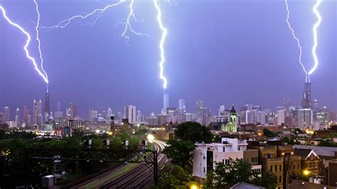 Photographer Captures Triple Lightning Strike On The Willis Tower