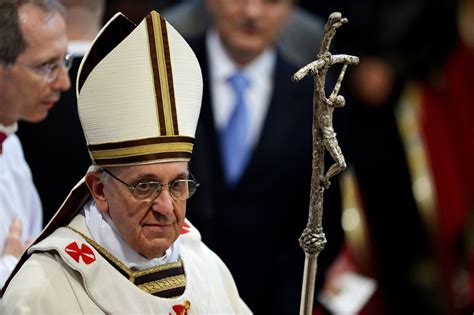 El Papa Francisco Guía A La Iglesia Con El Báculo Rescatado De La