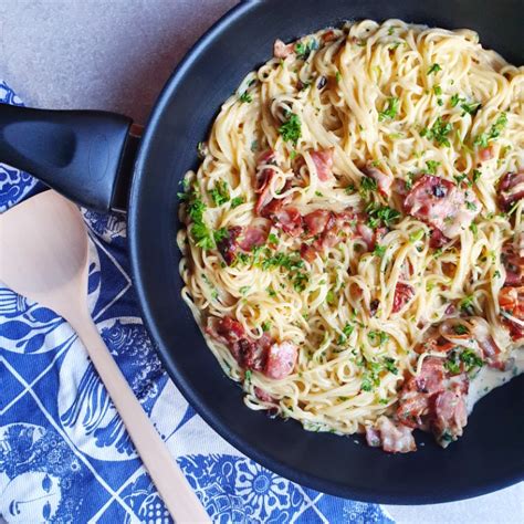 Lækker cremet spaghetti med bacon en slags pasta carbonara opskrift