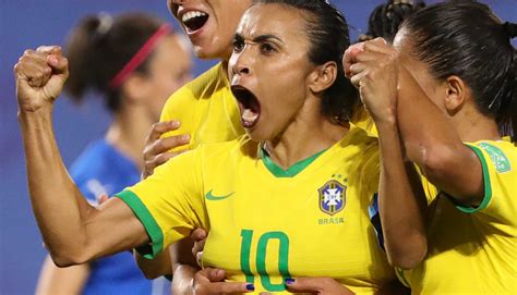 Foi eleita pela fifa, seis vezes, como a melhor jogadora de futebol do mundo, entre os anos de 2006 a 2010 e em 2018. Marta é a maior artilheira das Copas do Mundo: ela fez 17 ...
