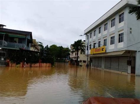 Berada di kawasan yang agak tinggi/bukit. Banjir di Pahang, Terengganu, Kelantan bertambah buruk