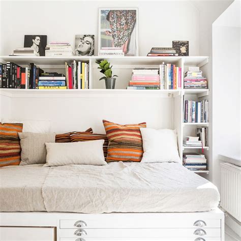 Begitu pun sebaliknya, rak buku yang terlalu besar tentu tidak pas jika ditempatkan di dalam kamar. Desain Rak Buku Dinding Kamar - Dunia Sosial