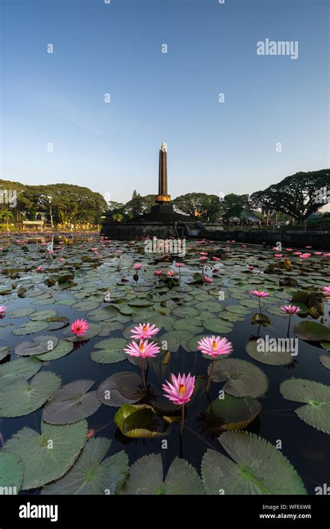 Monumen Tugu Balai Kota Alun Alun Malang Located In The Center Of The