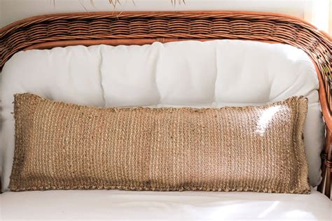 Please note that the writer of this article has not tried. Make an Extra Long Lumbar Pillow from Table Runners | Dossier Blog