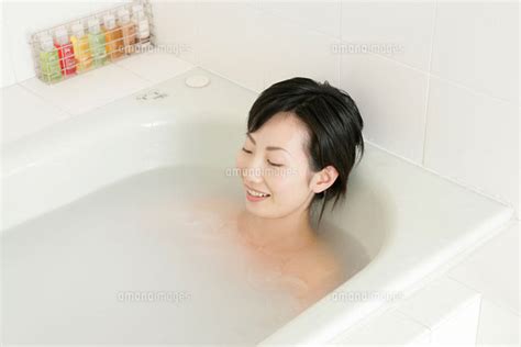 お風呂に入る女性 写真素材ストックフォト画像イラスト素材アマナイメージズ