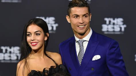 She is generously known for being the girlfriend of portuguese professional football star cristiano ronaldo. Cristiano Ronaldo: Verlobung mit Model Georgina Rodriguez?