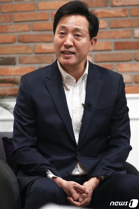오세훈 전 서울시장이 2일 산업통상자원부가 공개한 '북한 지역 원전 건설 추진' 문건 제목에 들어간 'v(브이)' 자(字)에 대해 대통령을 뜻하는 'vip'의 약어(略語)일 것이라는 취지의 주장을 펴 논란이 되고. 사진 보궐선거 관련 질문에 답하는 오세훈 후보 - 머니투데이