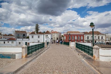 Regarded as one of the most beautiful towns of the algarve. histórico puente en la ciudad de tavira — Foto editorial ...