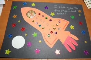 Mother's day is the perfect opportunity to show your mom some appreciation and put a smile on her face. Father's Day Rocket Card | Fun Family Crafts