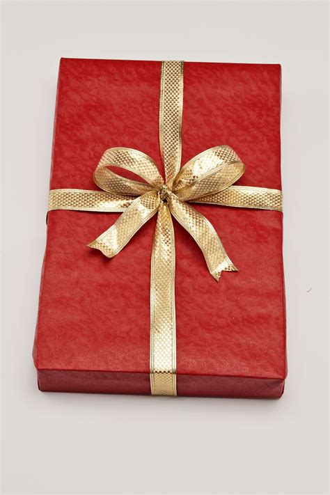 Gift ideas for every occasion. Step-By-Step Tutorial To Wrap A Christmas Gift As A Pro