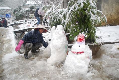 Tourists Flock To See Rare Sight Of Snow In Sa Pa Society Vietnam