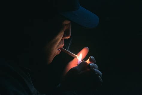 gambar manusia orang cahaya merokok gelap potret kegelapan penerangan rokok korek api