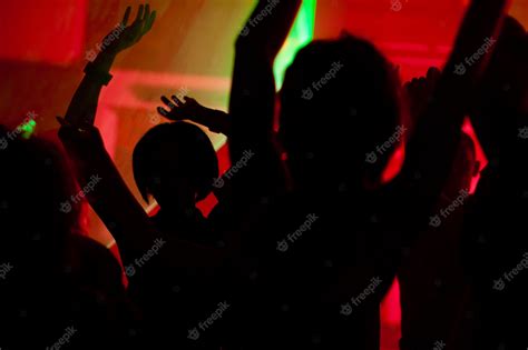 Siluetas De Personas Bailando Celebrando En Una Discoteca Foto Premium