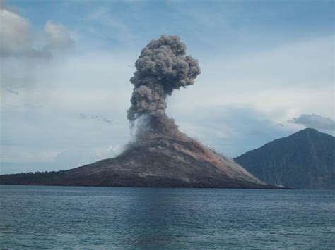 Mengenang Letusan Mahadasyat Gunung Krakatau 1883 ~ Tholabun Ilman Site
